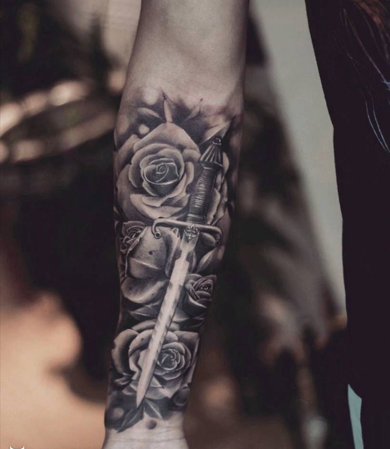 欧美写实匕首玫瑰纹身图片_手臂欧美写实匕首玫瑰纹身图案
