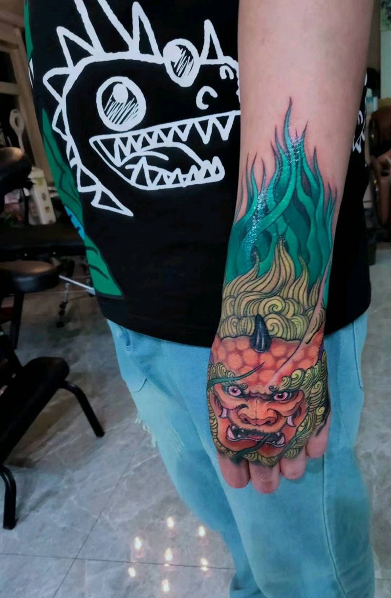 手面重彩唐狮纹身图片_手部新传统唐狮手重彩纹身图案