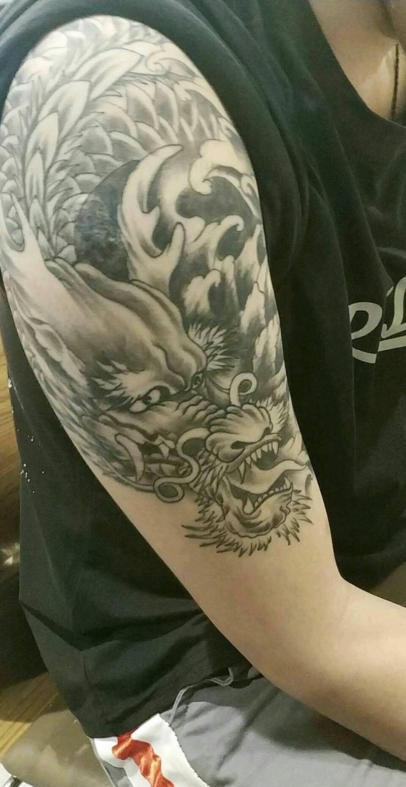 大臂龙覆盖纹身图片_手臂老传统纹身图案
