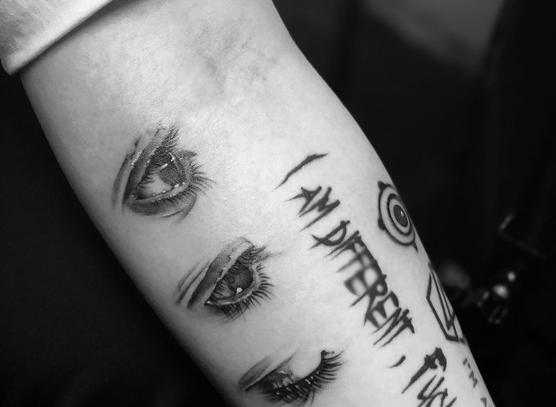 罗伯特的眼睛纹身图片_