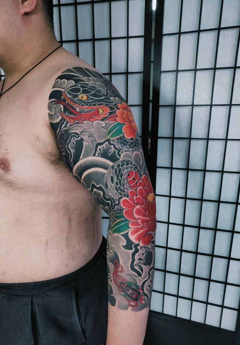 老传统富贵牡丹蛇八分袖纹身图片_手臂老传统蛇牡丹八分袖纹身图案