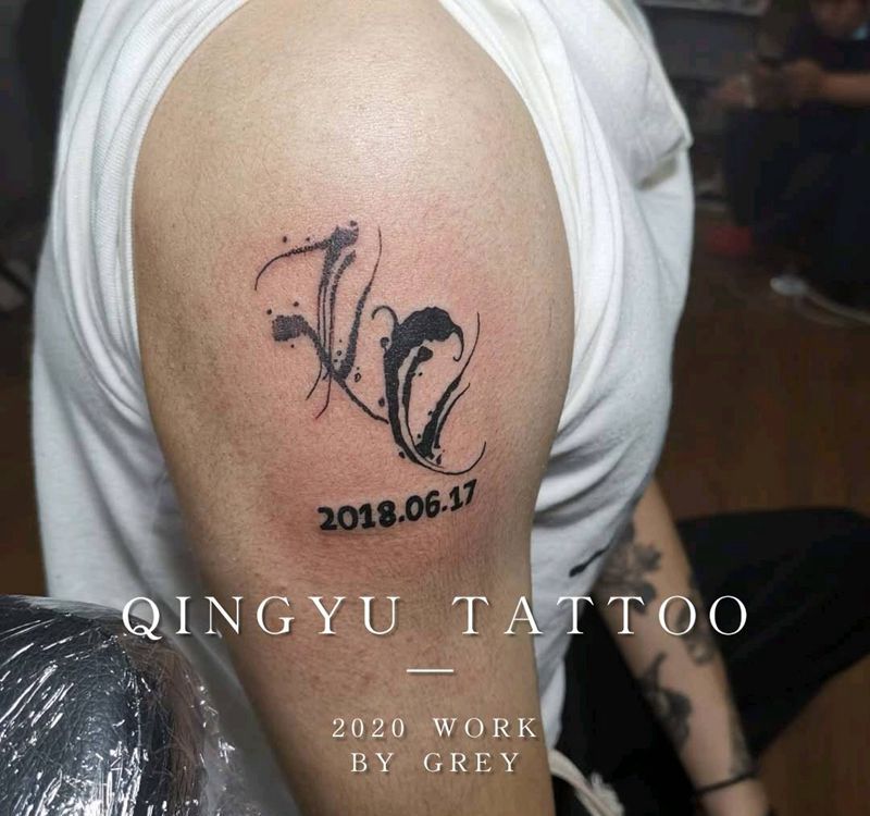 大臂花体字纹身图片_肩部纹身图案