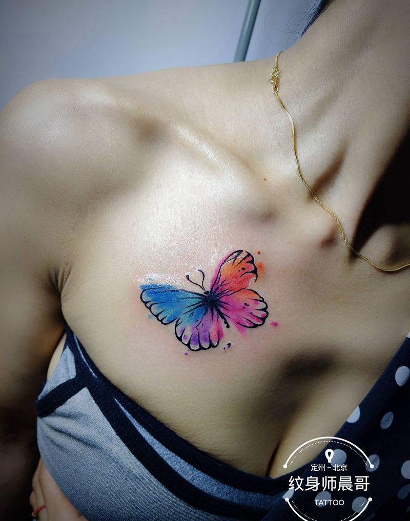 蝴蝶纹身图片_颈部纹身图案