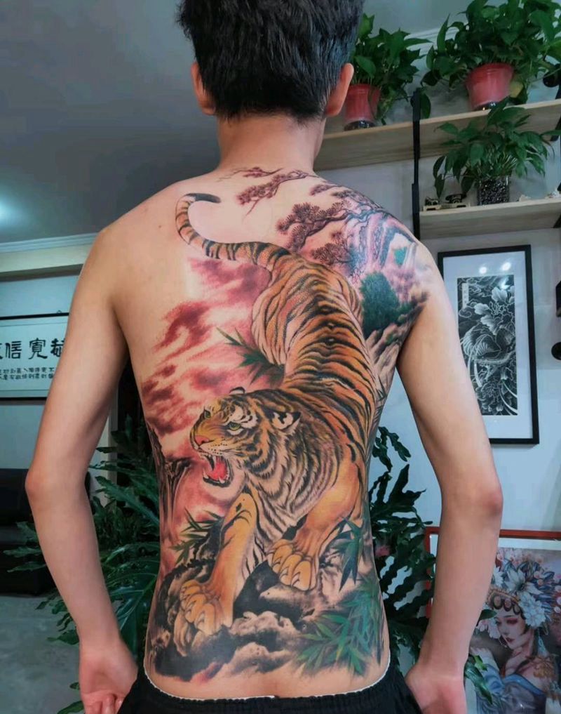 满背工笔下山虎纹身图片_背部新传统虎纹身图案