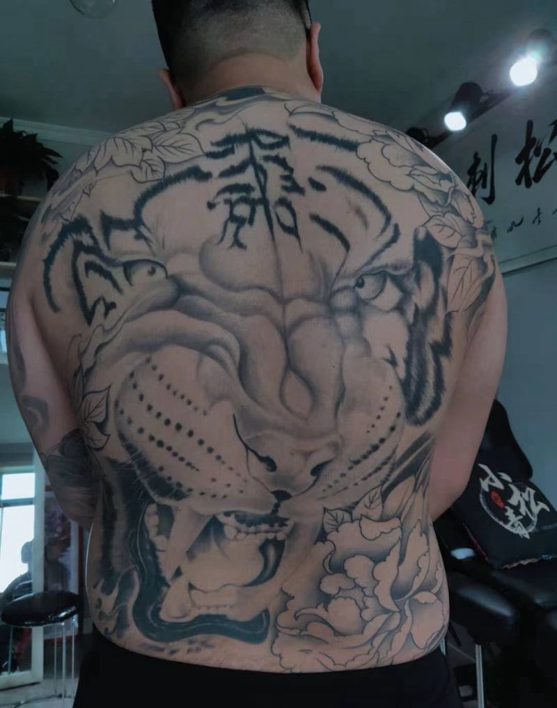 工笔重彩满背虎进度纹身图片_背部新传统虎纹身图案