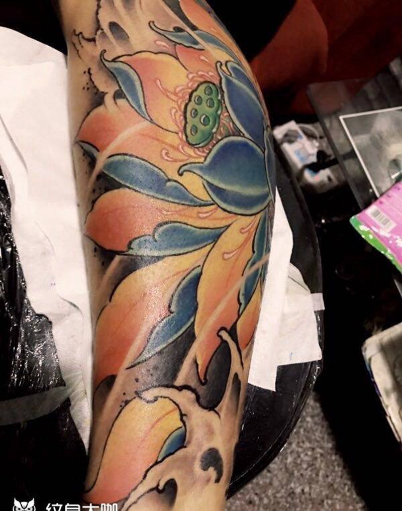 小腿荷花纹身图片_
