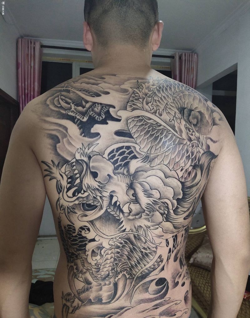 满背龙纹身图片_背部新传统纹身图案