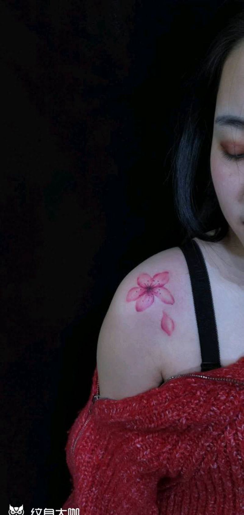 清新纹身图片_肩部水彩桃花纹身图案