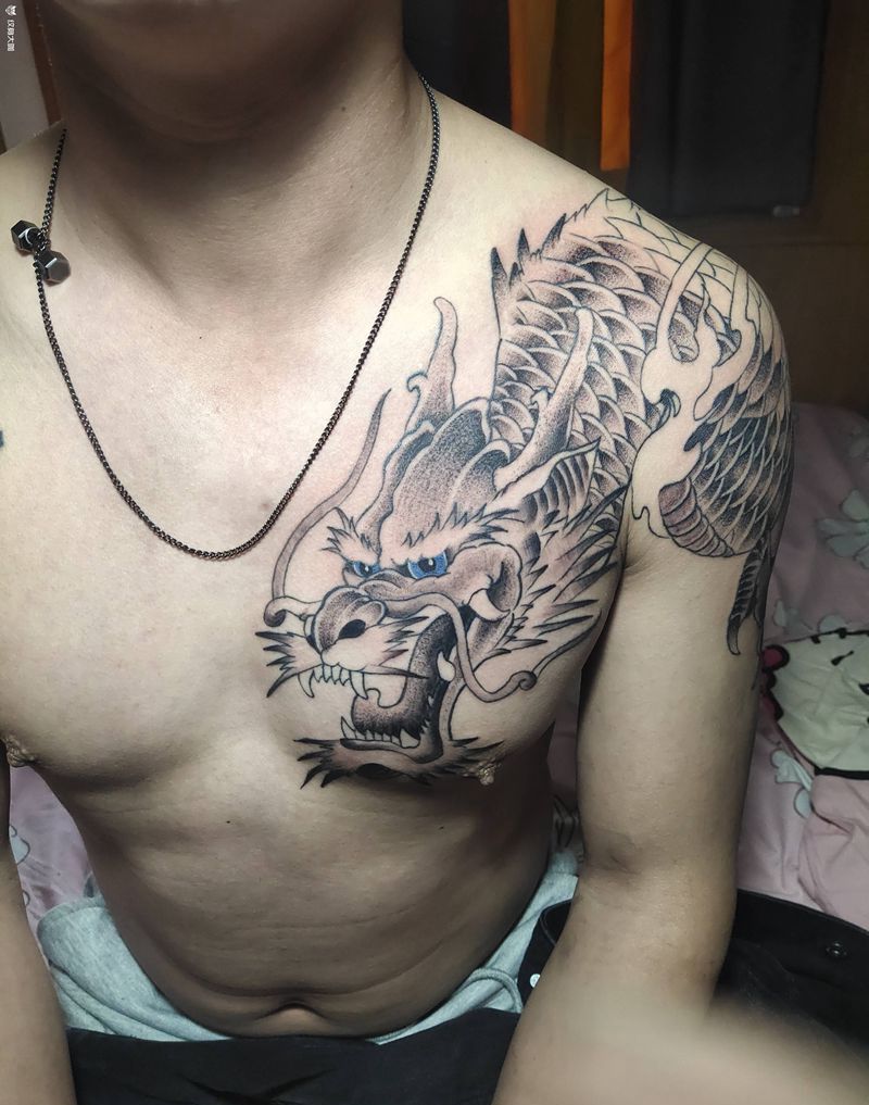 披肩龙纹身图片_老传统点刺纹身图案