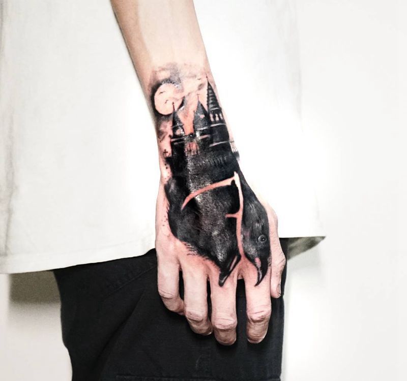 手部暗黑乌鸦纹身图片_手部欧美写实乌鸦纹身图案