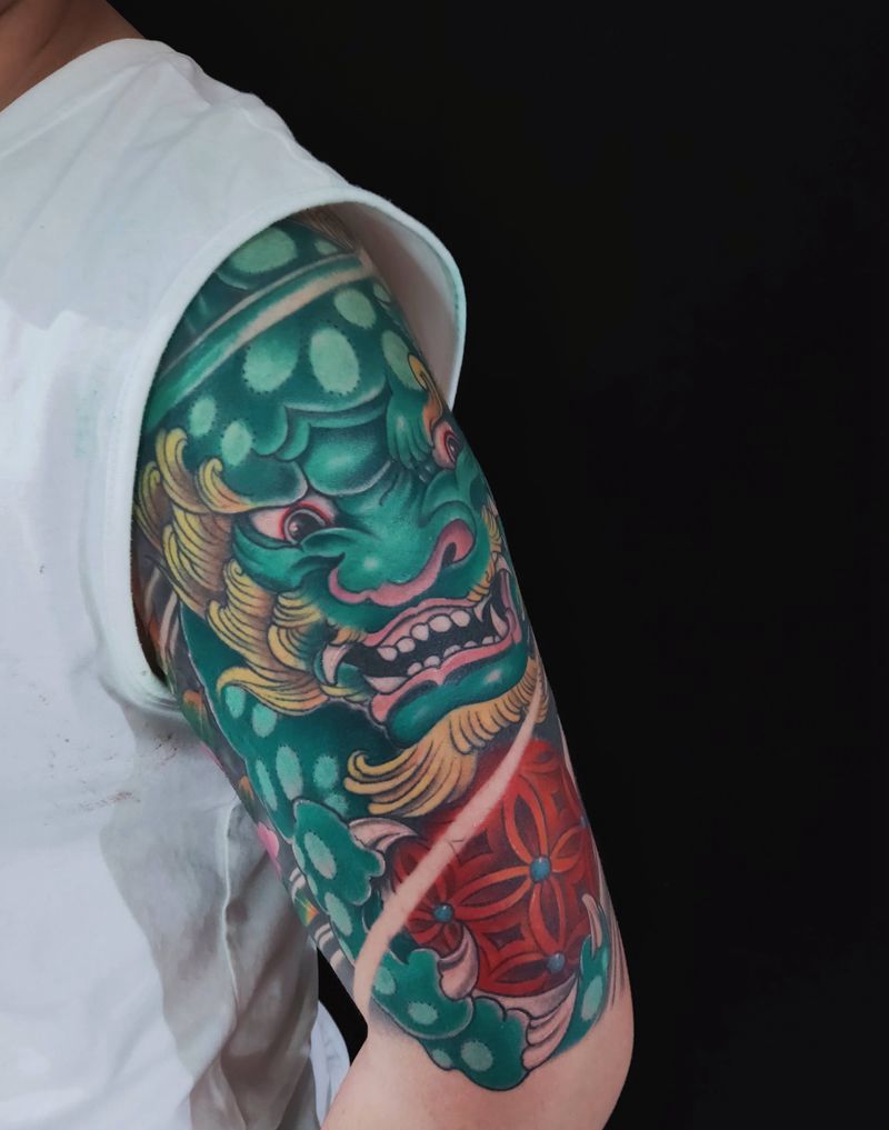 重彩唐狮完成纹身图片_手臂新传统唐狮包大臂新传统纹身图案