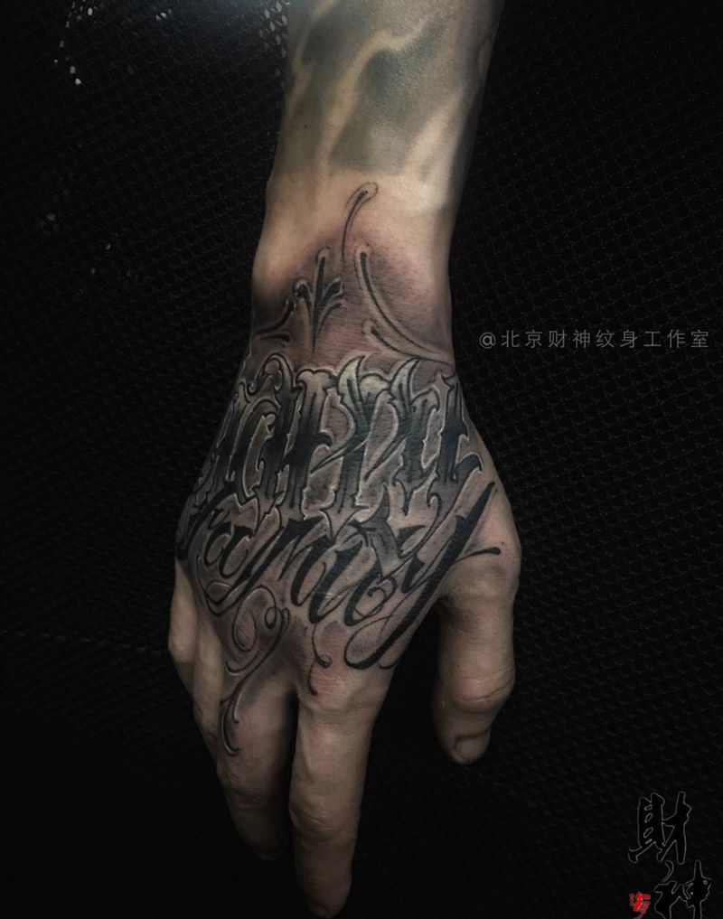 花体纹身图片_手部成品欧美字符纹身图案