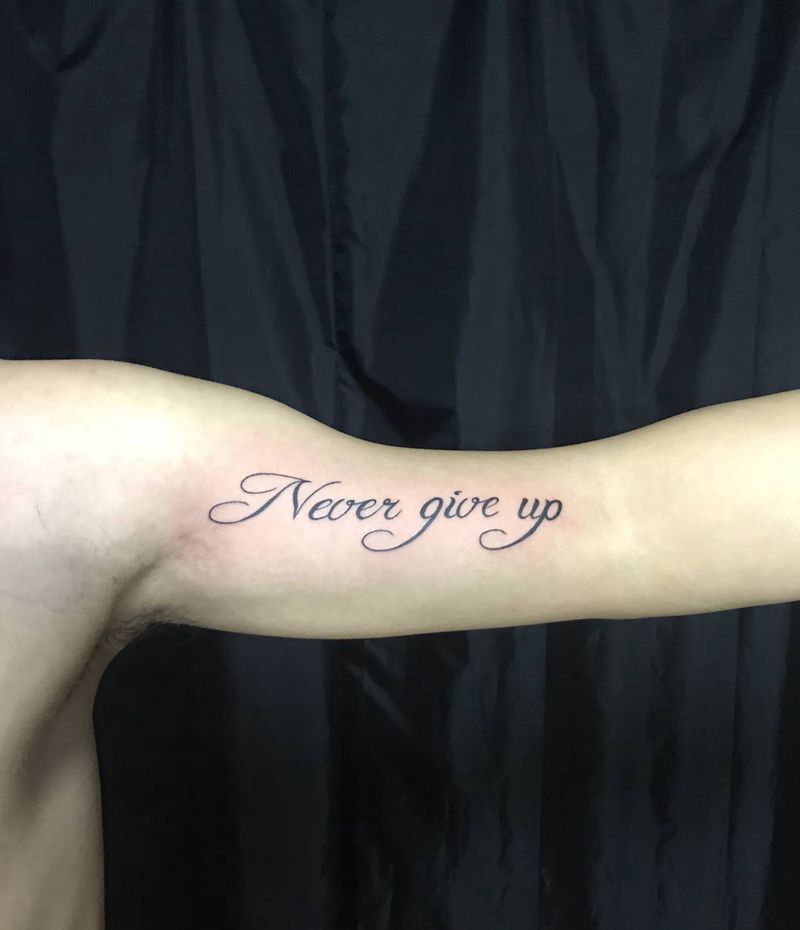 永不言弃纹身图片_手臂花体字纹身图案