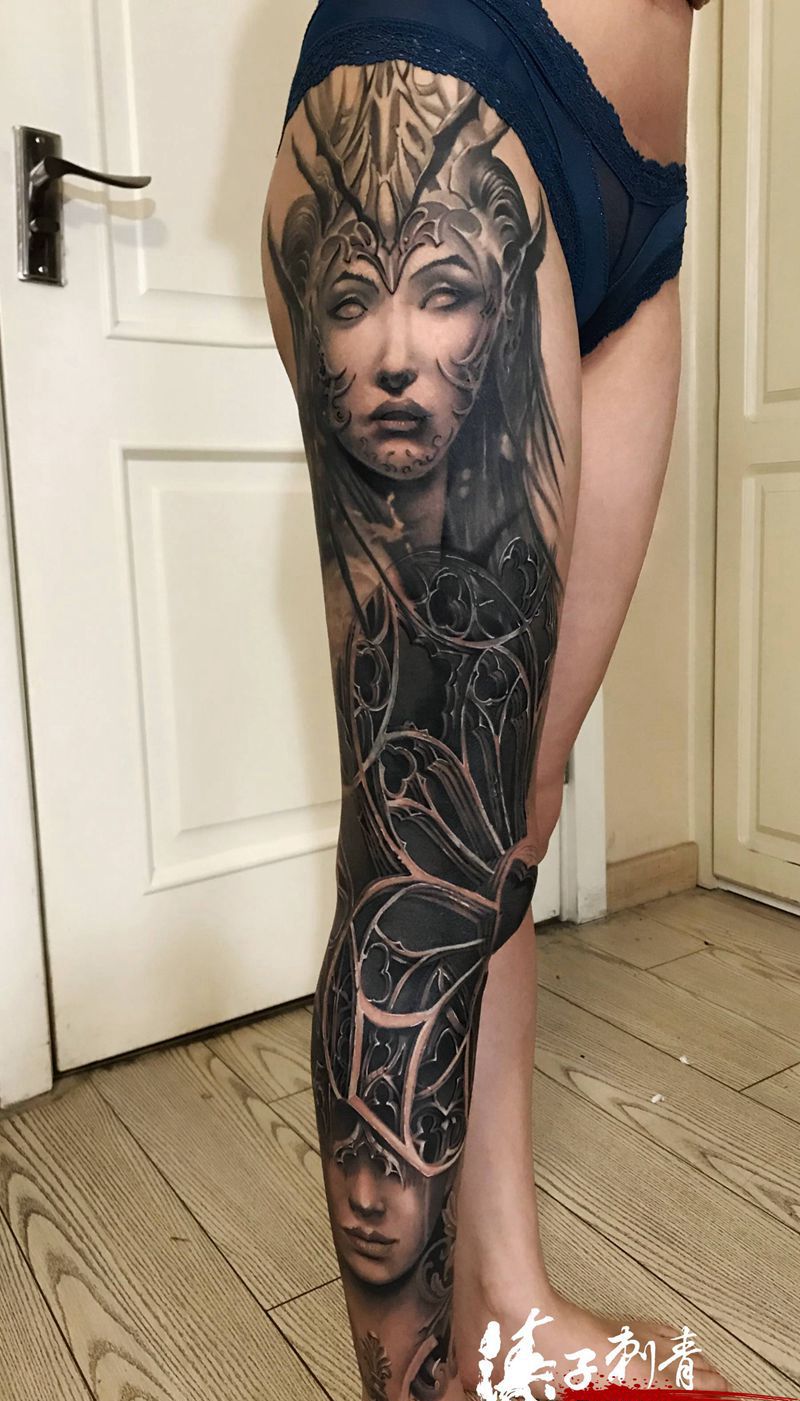 窗花纹身图片_腿部欧美写实纹身图案