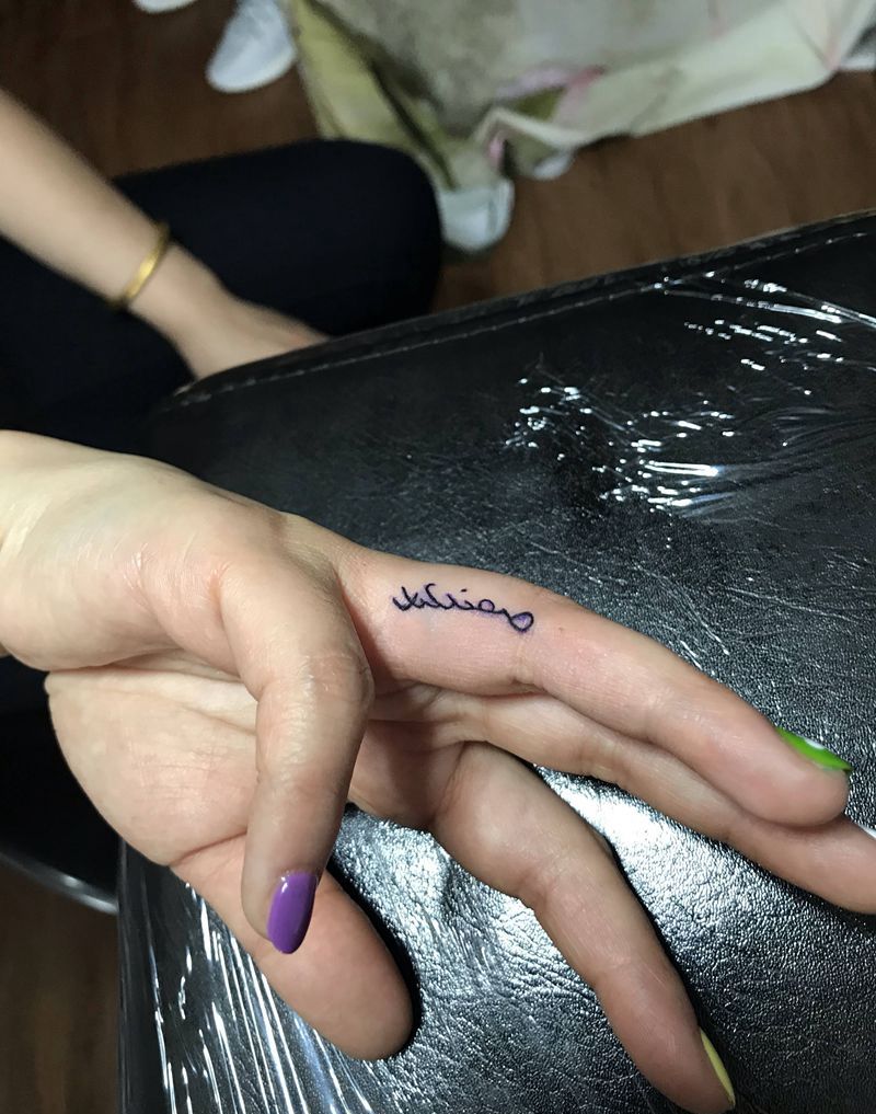 蒙文纹身图片_手部花体字纹身图案