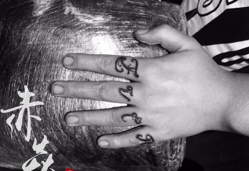 手指字母纹身图片_