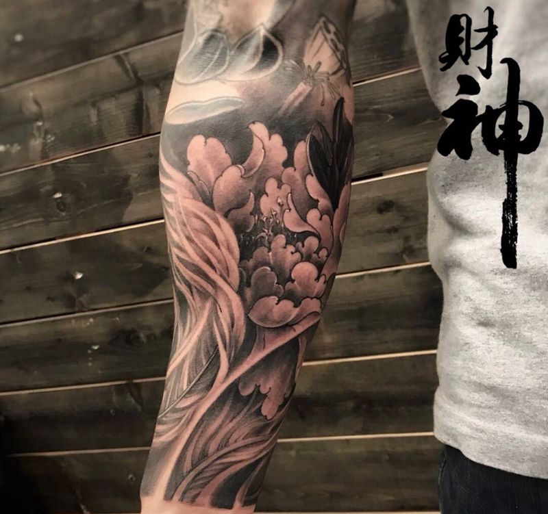 牡丹纹身图片_手臂新传统纹身图案