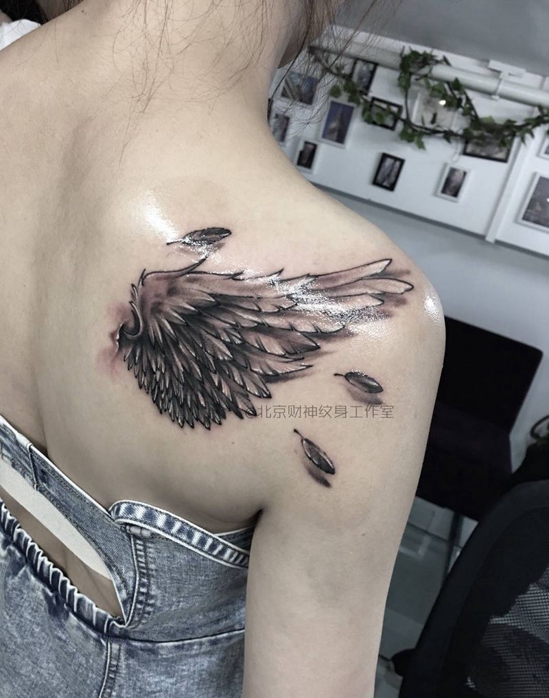 飞羽纹身图片_成品手稿肩部传统欧美写实清新字符动物纹身图案