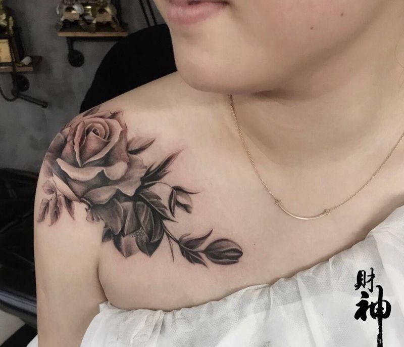 玫瑰纹身图片_肩部胸部欧美写实纹身图案