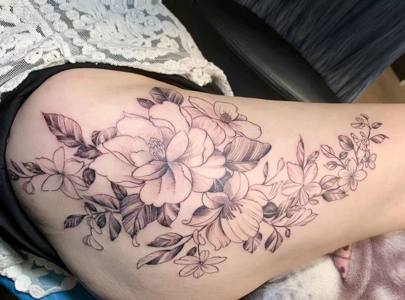 大臂素花纹身图片_臀部素花纹身图案