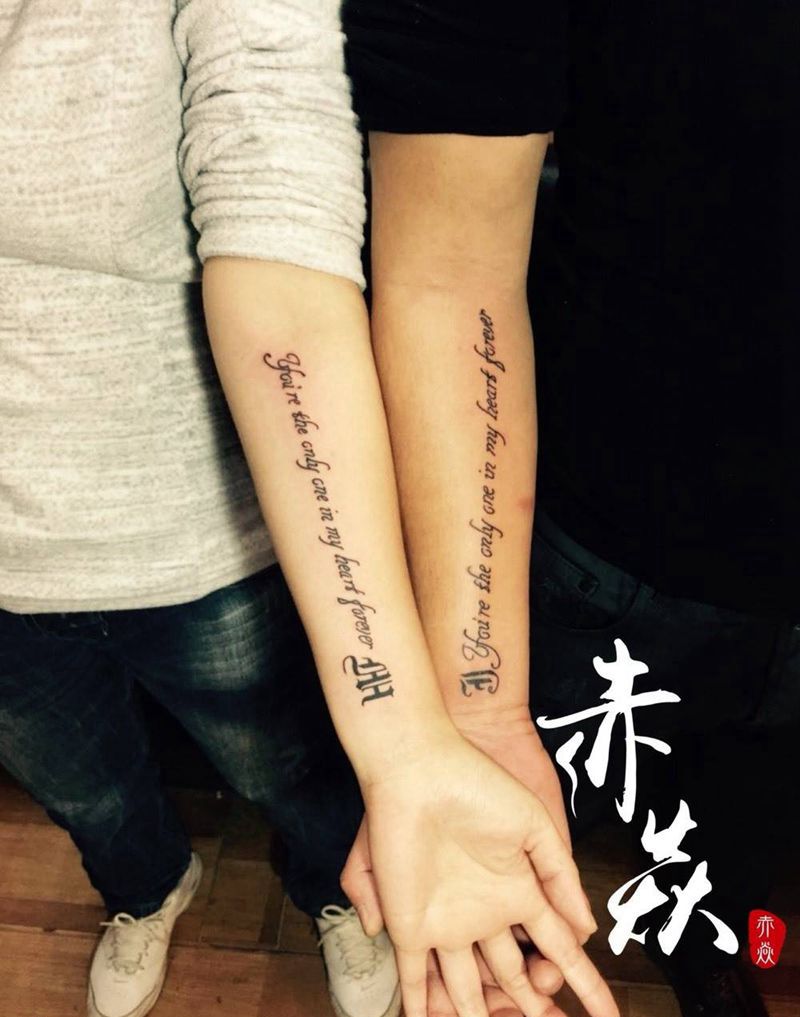 大臂字母纹身图片_