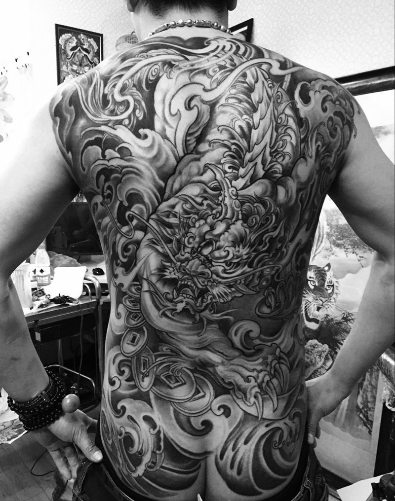 满背貔貅纹身图片_