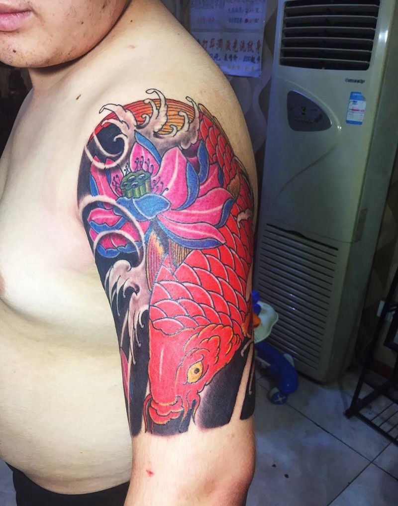 大臂“荷花锦鲤”纹身图片_