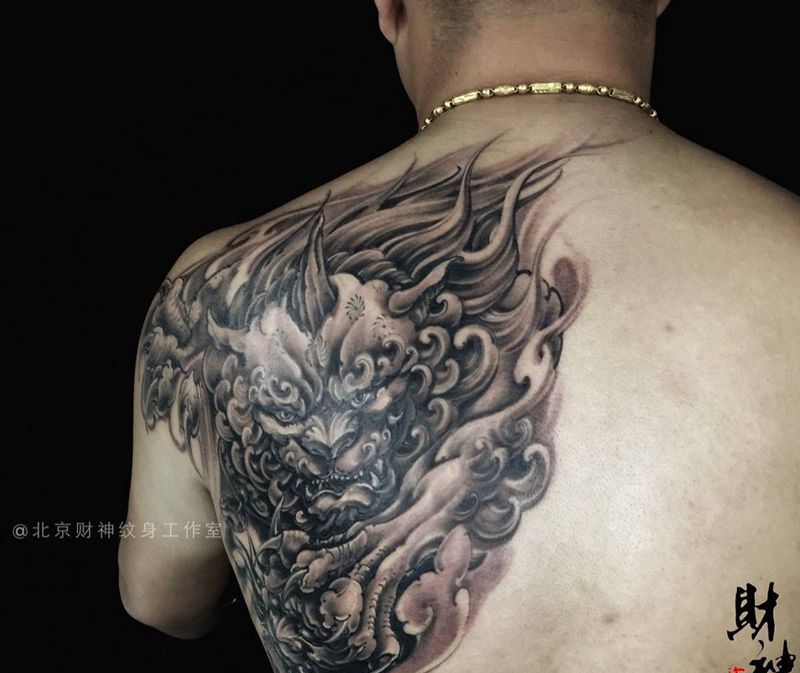 狮纹身图片_成品欧美背部纹身图案