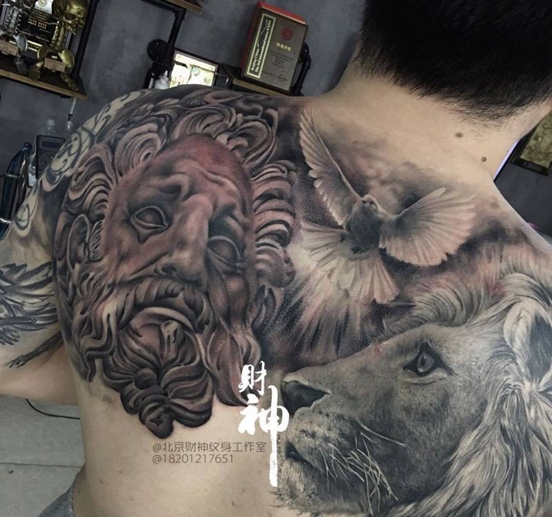 尾声纹身图片_背部欧美写实纹身图案