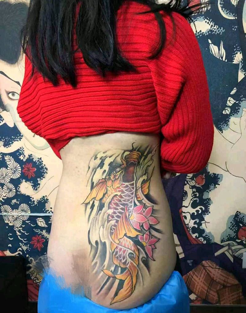 锦鲤纹身图片_腰部臀部老传统纹身图案
