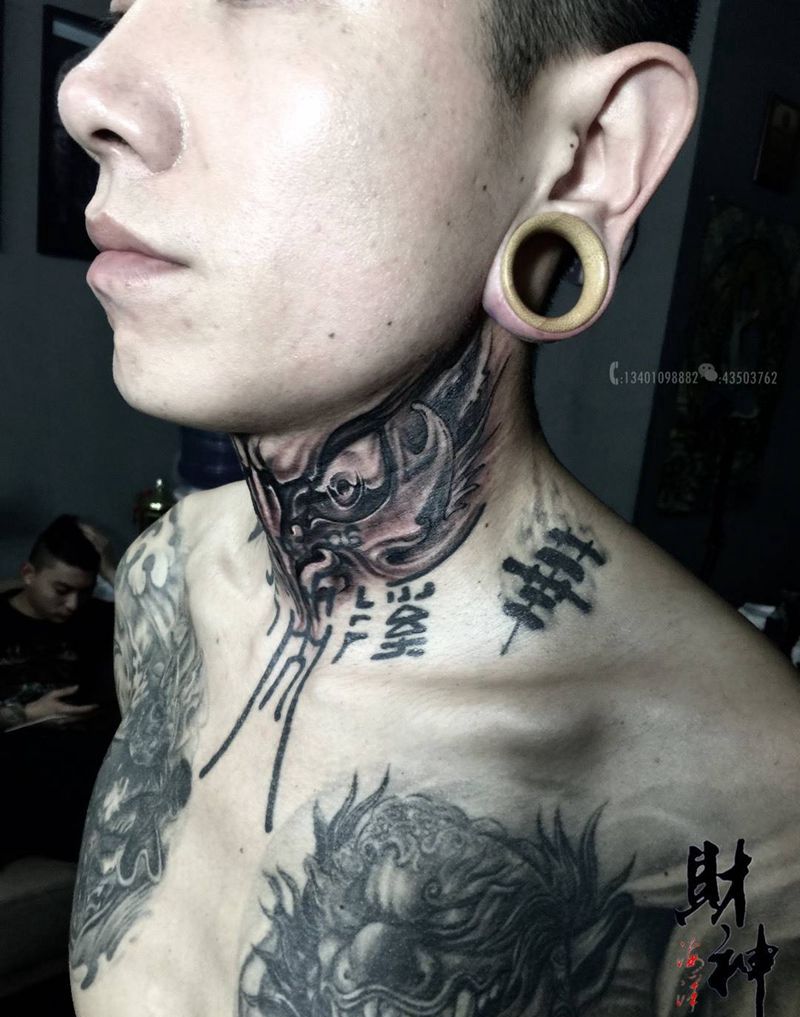 狠人一枚纹身图片_颈部成品原创纹身图案