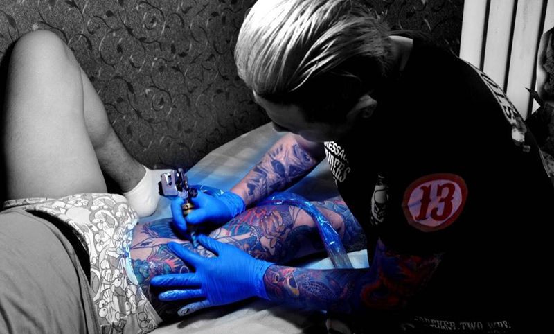 不动明王纹身图片_腿部纹身图案