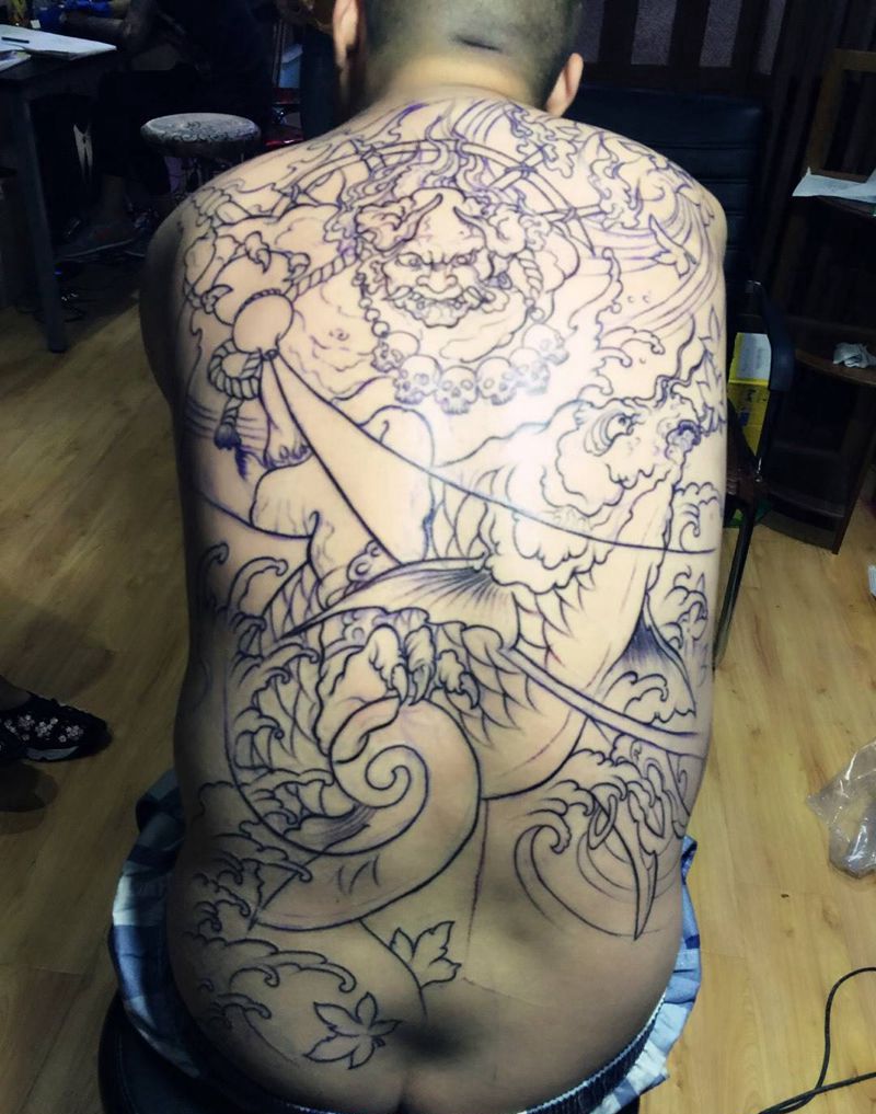 满背阿修罗神线条纹身图片_