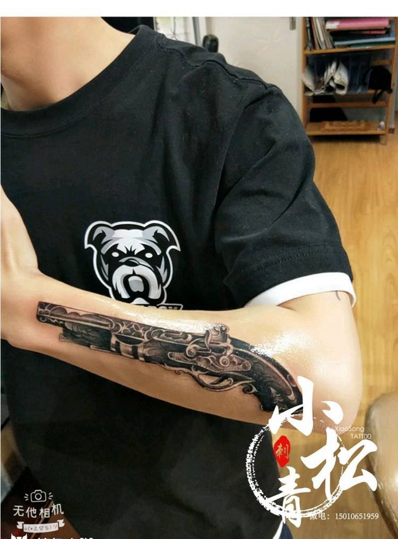 欧美左轮枪纹身图片_手臂欧美写实纹身图案