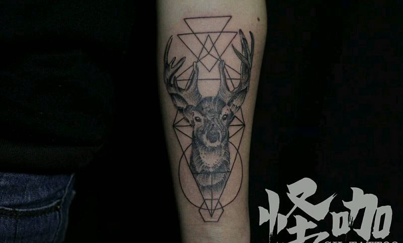 几何麋鹿纹身图片_手臂欧美清新几何动物成品纹身图案