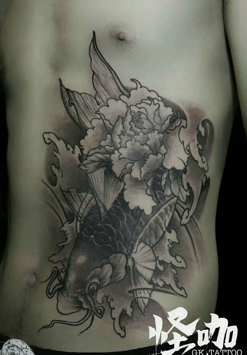 锦鲤纹身图片_腹部写实图腾原创成品纹身图案