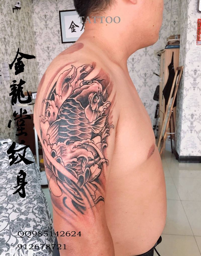 亮子师傅，大臂锦鲤纹身图片_手臂新传统鱼纹身图案