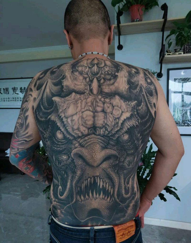 满背龙威纹身图片_背部纹身图案