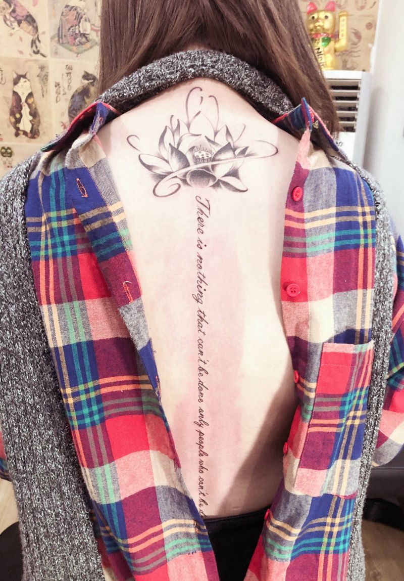 荷花纹身图片_背部花体字新传统荷花英文纹身图案