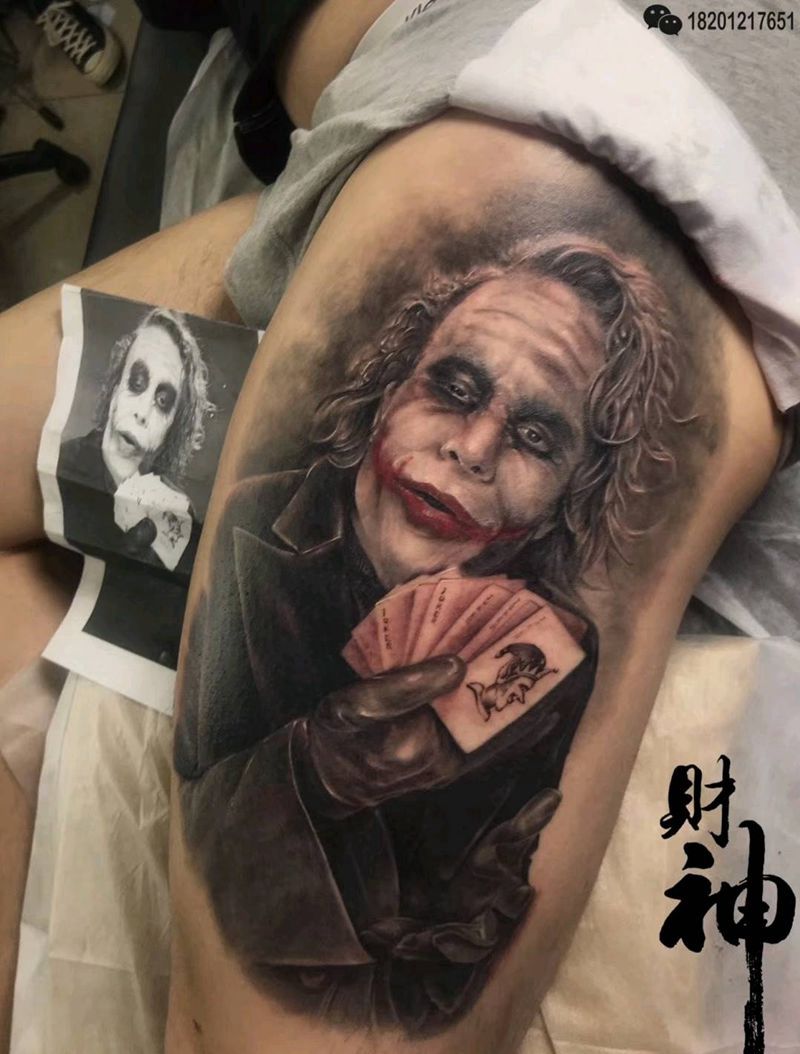 小丑纹身图片_腿部欧美写实纹身图案