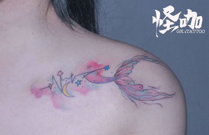 鱼尾tattoo纹身图片_胸部水彩纹身图案