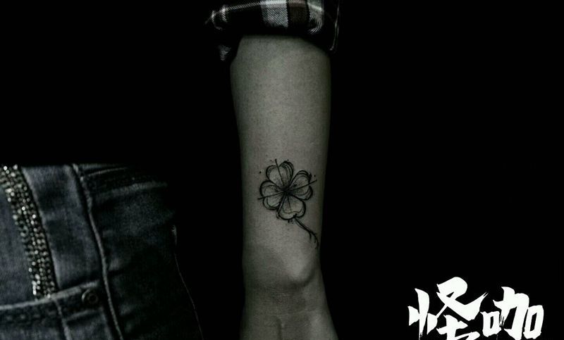 花卉纹身图片_手臂清新植物原创成品纹身图案