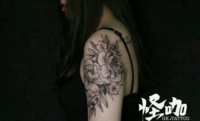 花卉纹身图片_手臂写实植物成品纹身图案