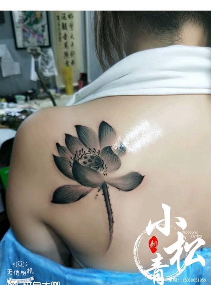 灰色莲花纹身图片_背部水墨纹身图案