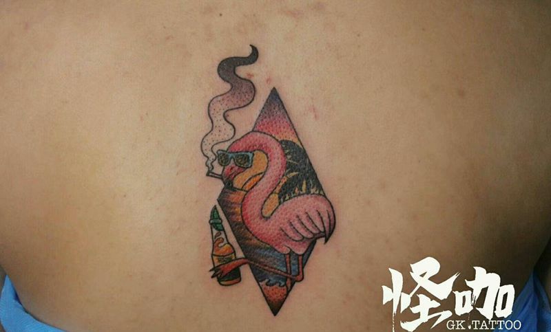 火烈鸟纹身图片_颈部欧美动物原创成品纹身图案