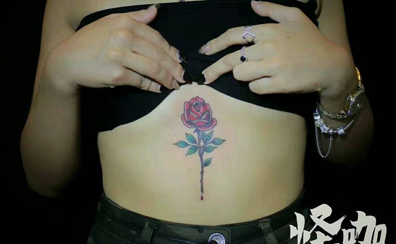 花卉纹身图片_胸部欧美原创成品纹身图案