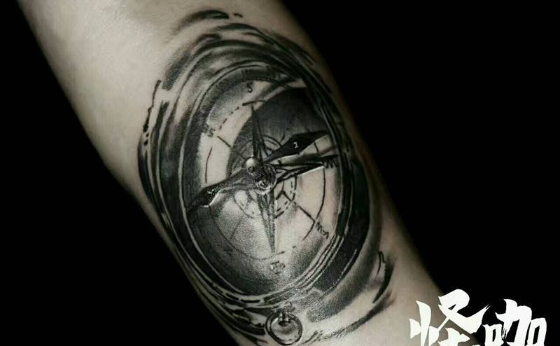指南针纹身图片_手臂写实原创成品纹身图案