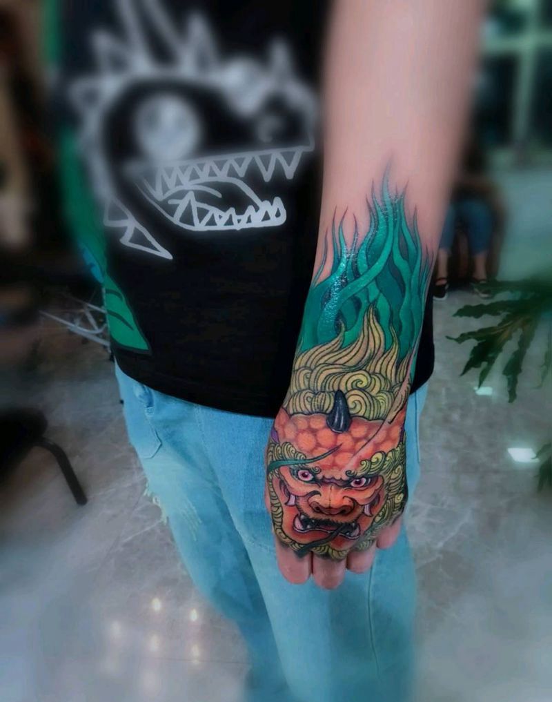 重彩唐狮花手，纹身图片_手部新传统纹身图案