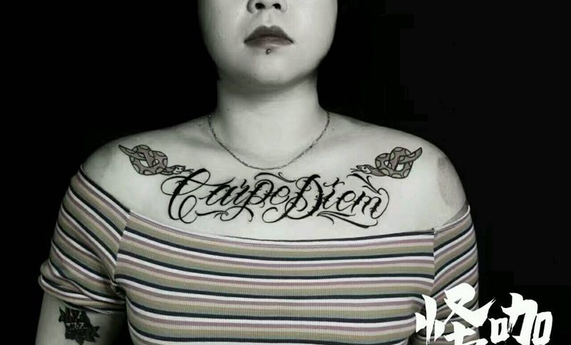 花胸纹身图片_胸部字符原创成品纹身图案