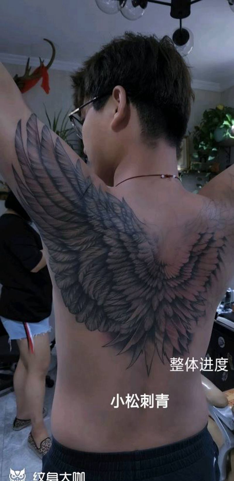 点刺风格 梦想的翅膀纹身图片_背部点刺翅膀纹身图案